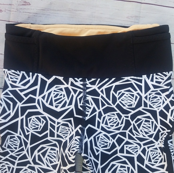 Lululemon Real Quick Crop in B/W Posey 2 - Picture 2 of 8